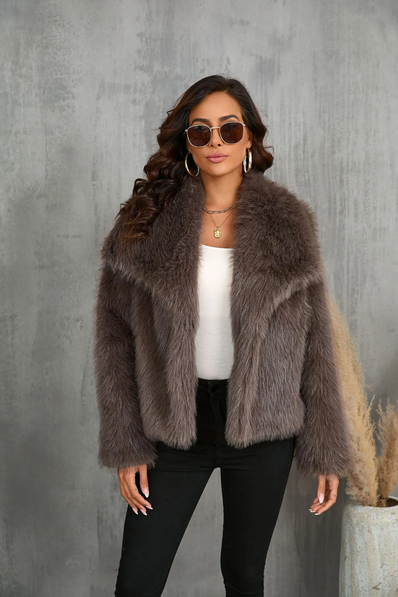 Elvaria | Womens Short Faux Fur Jacket– Soft Cropped Winter Coat for Stylish Evening or Casual Looks