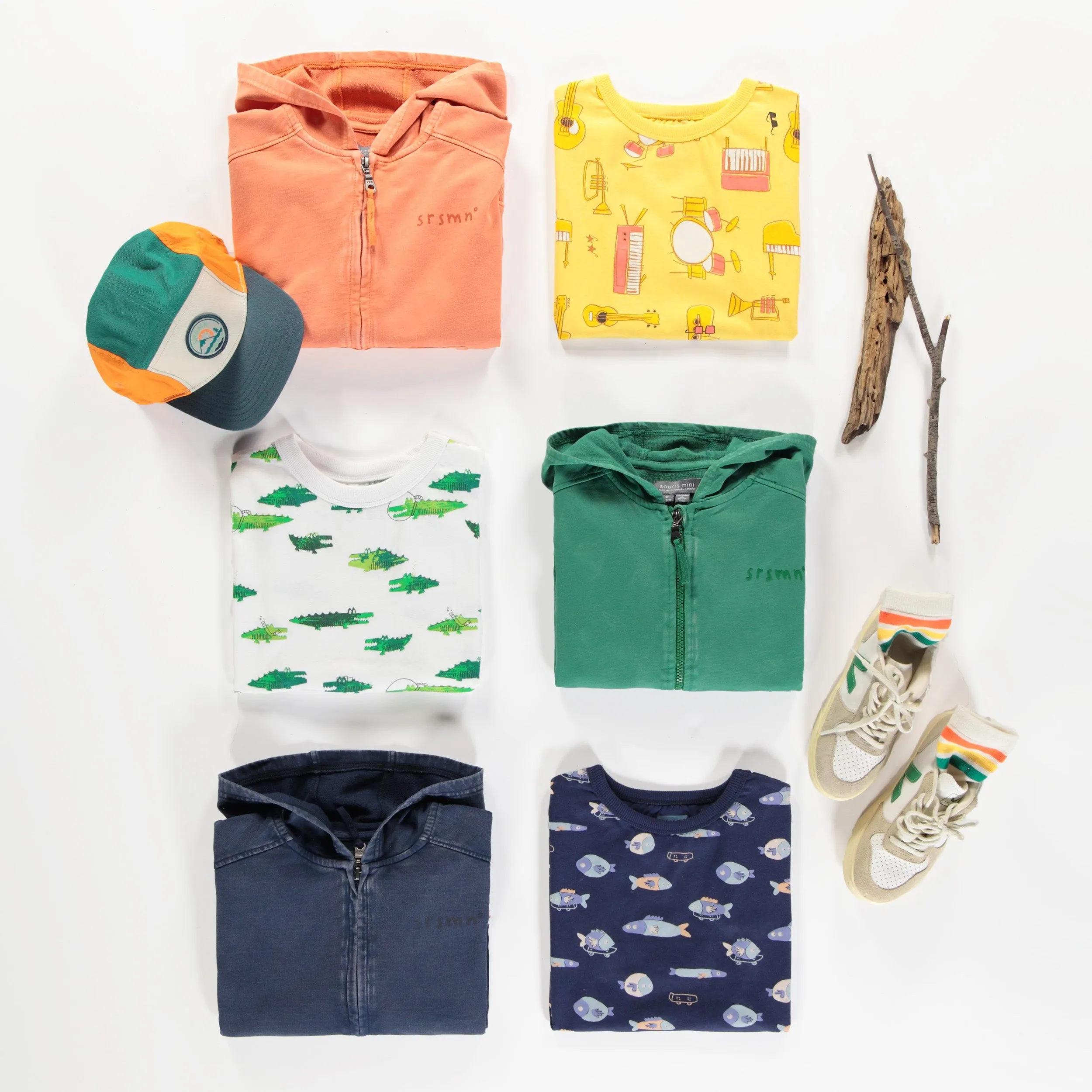 T-shirt ample marine avec motif de poissons en jersey doux, enfant || Loose-fitting navy t-shirt with fish all over print in soft jersey, child